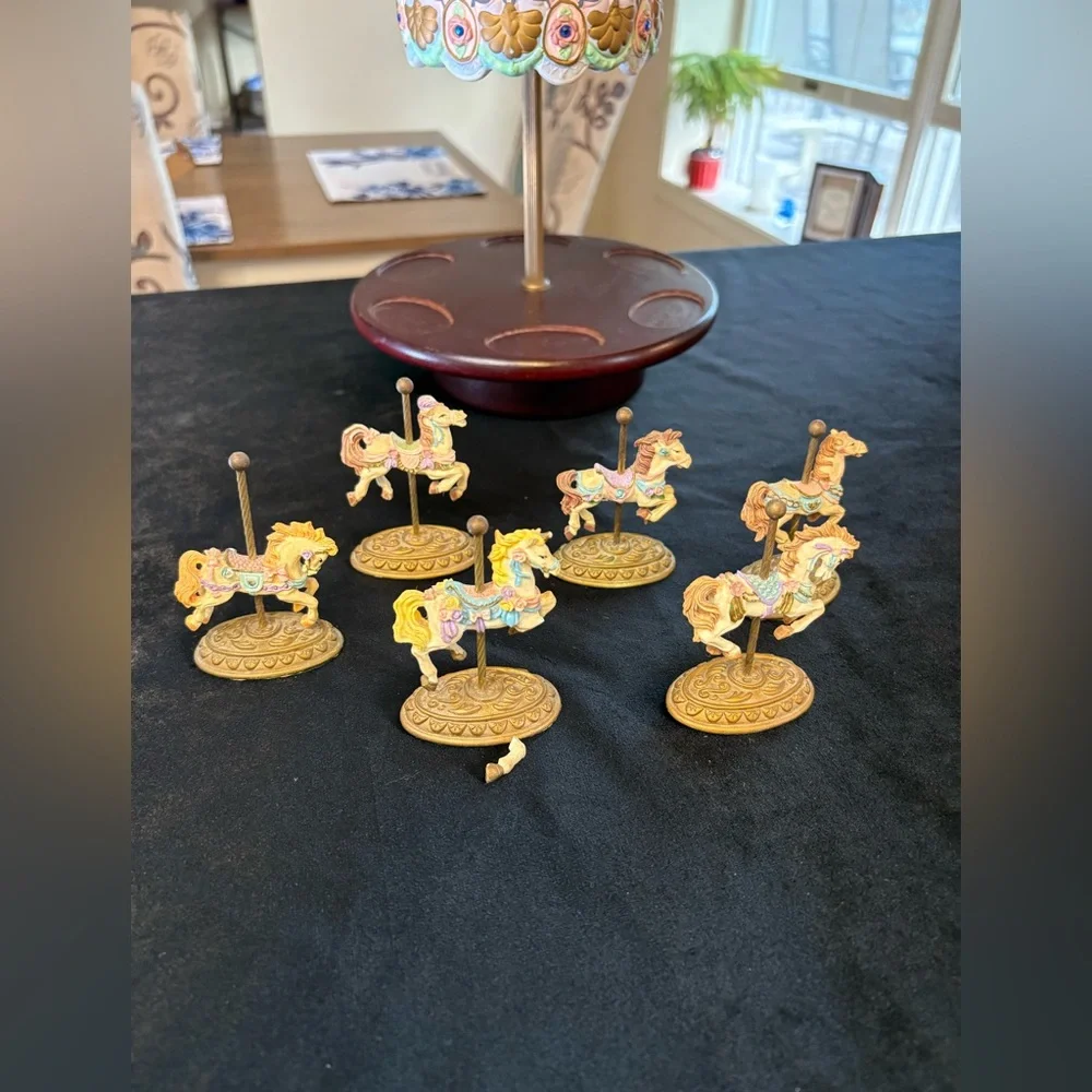 🔥🔥🔥Scarborough Fair Porcelain Carousel With 6 Gold Gilded Horse Figurines - Picture 7 of 13